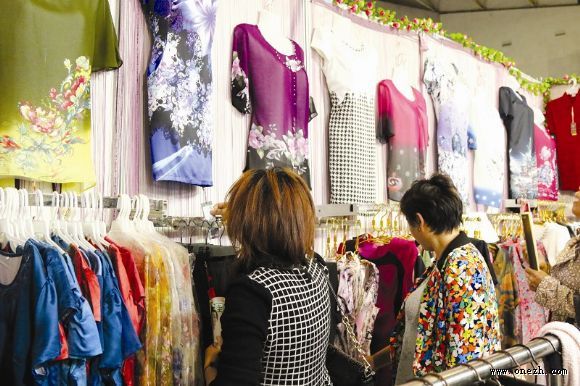2015苏杭丝绸(十堰)展销会16日体育馆火爆开幕