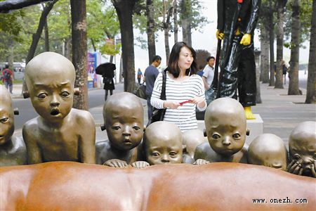 5月1日在博览会现场拍摄的雕塑《怎么了？沙发》
