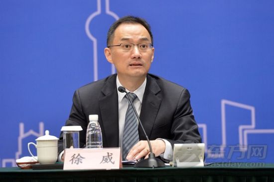 图为市政府新闻发言人徐威主持会议