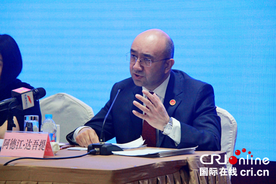 组委会副主任,组委会秘书处秘书长阿德江达吾提先生答记者问